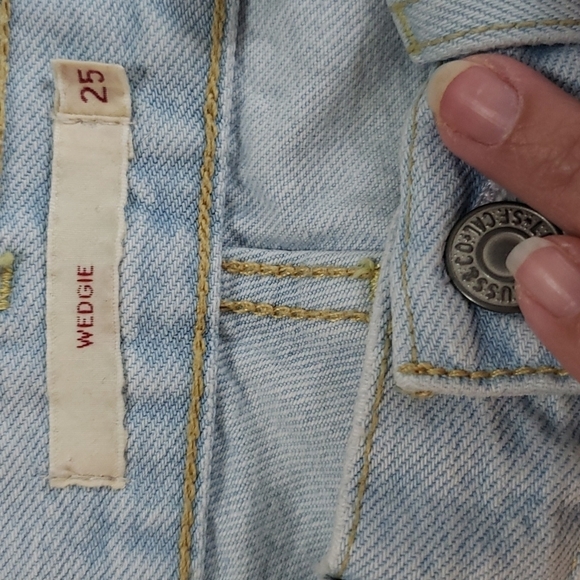 Levi's Wedgie Fit Jeans - Picture 9 of 11